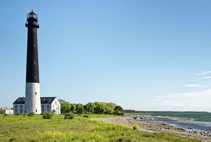 Saaremaa é a maior das ilhas da Estónia e do Arquipélago Moonsund, no Mar Báltico, na entrada do Golfo de Riga. A ilha tem cerca de 40.000 habitantes, dos quais 16.000 na maior cidade, Kuressaare. 