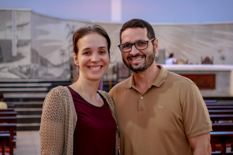 FORTALEZA, CEARÁ,  BRASIL- 16.03.2025: Klayton Ximenes e Débora Ximenes. O Santuário Arquidiocesano de Adoração (Antiga igreja de São Benedito, no Centro) foi escolhido como Santuário de Peregrinação Jubilar. Por isso estão celebrando missas em diversas línguas, nesse domingo a missa será em Francês. (Foto: Aurélio Alves/Jornal O POVO)