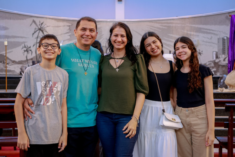 FORTALEZA, CEARÁ,  BRASIL- 16.03.2025: Glaziane da Silva Paiva Bandeira (mãe) / Fabrício Bandeira (Pai),  Maria de Guadalupe (16), Fabrine (13), Fanuel (12). O Santuário Arquidiocesano de Adoração (Antiga igreja de São Benedito, no Centro) foi escolhido como Santuário de Peregrinação Jubilar. Por isso estão celebrando missas em diversas línguas, nesse domingo a missa será em Francês. (Foto: Aurélio Alves/Jornal O POVO)