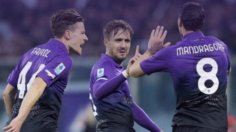 Com vitória por 3 a 0, equipe de Florença volta a sonhar com competições europeias; Velha Senhora sai do G4