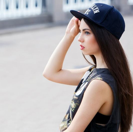 É que o uso de chapéus ou bonés impede que a pele respire, provocando a  proliferação de fungos causadores da seborreia.