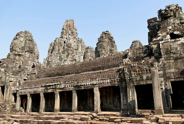 Em suma, o Camboja é um país de contrastes, onde a beleza dos templos antigos e a vitalidade cultural se encontram com os desafios econômicos e sociais.