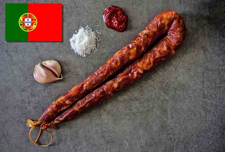 14º) Linguiça do Baixo Alentejo (Portugal) - É temperada com sal, alho, louro, pimenta, colorau (páprica) e, em algumas variações, com vinho ou aguardente, o que confere ao embutido um sabor robusto e aromático.