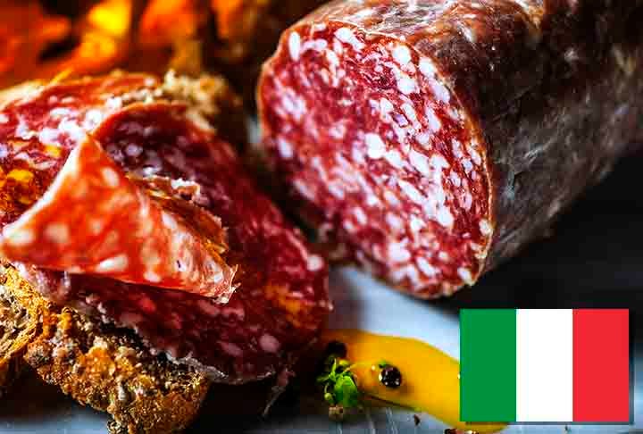 18º) Salame Napoli (Itália) - Tradicional da região de Nápoles, este salame é feito de carne de porco de alta qualidade, misturada com gordura e temperada com sal, pimenta, pimenta-do-reino e, em alguns casos, alho ou vinho.