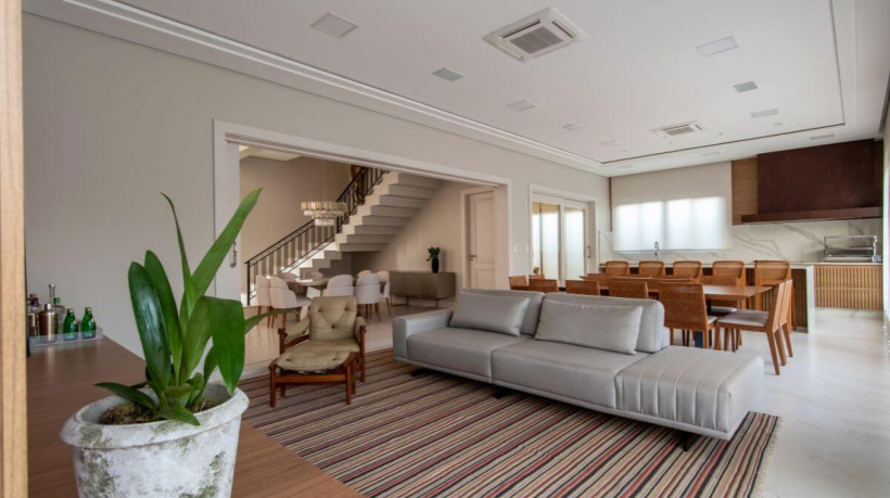 Os tapetes não são meros detalhes estéticos nos ambientes; cada modelo tem uma função nos projetos (Projeto: Paiva e Passarini Arquitetura | Imagem: Xavier Neto)