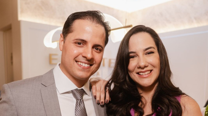 Médicos naturais do Ceará, o casal Roney e Carolina apresenta ampla gama de formação acadêmica, currículos respeitáveis e reconhecimento a partir do sucesso
no mercado de São Paulo