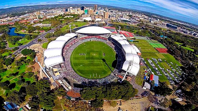 Adelaide Oval (1871)

Um dos estádios mais históricos da Austrália, famoso por sediar partidas de críquete e futebol. Sua arquitetura mistura tradição e modernidade, sendo um dos principais centros esportivos do país.