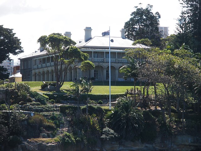 Casa do Governo de Sydney (1845)

Residência oficial do governador de Nova Gales do Sul, com arquitetura neogótica impressionante. Localizada dentro do Jardim Botânico, representa o legado colonial britânico na Austrália.
