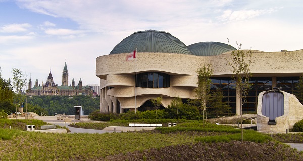 Museum of History (1856, novo edifício em 1989)
Localizado em Gatineau, próximo a Ottawa, é o museu mais visitado do Canadá. Seu design curvo simboliza a paisagem natural e abriga a maior coleção de artefatos indígenas do país.
