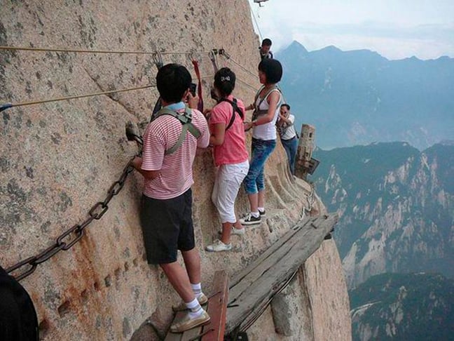 Monte Huashan (China) - É uma das cinco montanhas sagradas da China. Seu cume fica a 2.100m de altura. Existe teleférico para ir ao mosteiro no alto do monte, mas muitos preferem a arriscada trilha que beira o precipício.