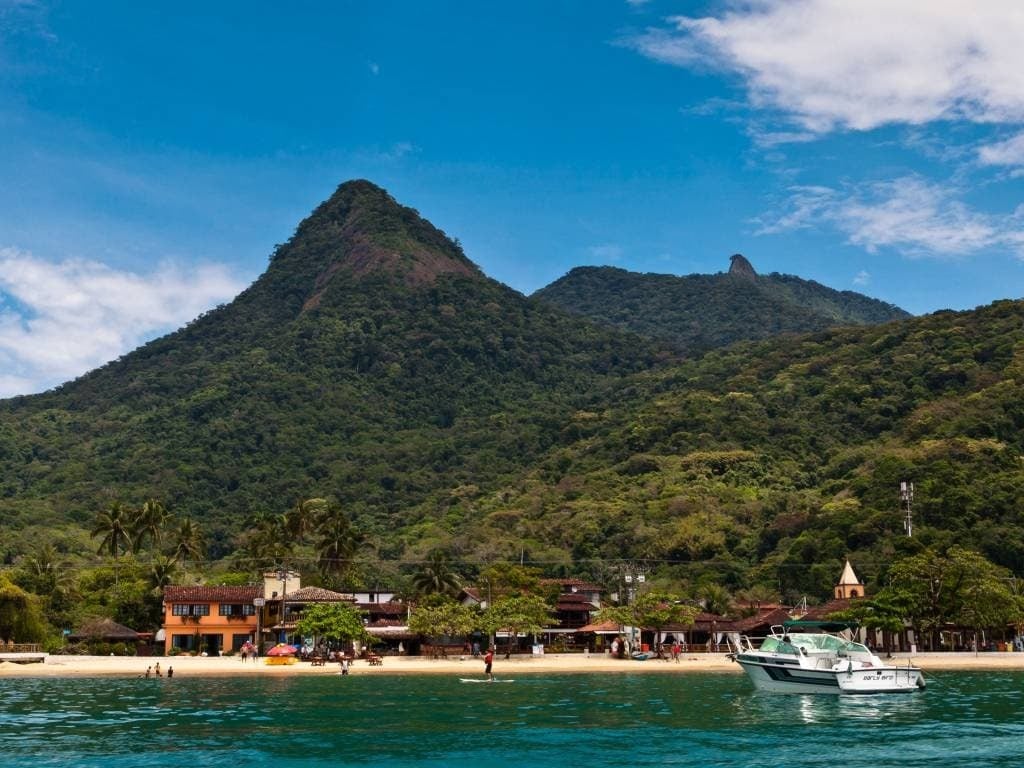Ilha Grande , Angra dos Reis  RJ - A ilha é conhecida por suas águas cristalinas, praias deslumbrantes como Lopes Mendes e Aventureiro, além de trilhas ecológicas e rica biodiversidade marinha, tornando-se um destino popular para cruzeiros e turismo ecológico. - Divulgação/costacruzeiros.com
