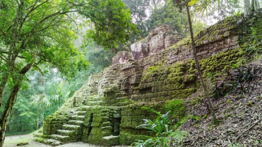 O local foi nomeado como Ocomtún, que significa coluna de pedra. A cidade possui uma grande extensão e composta por praças, grandes edifícios em estilo de pirâmide, colunas de pedra 