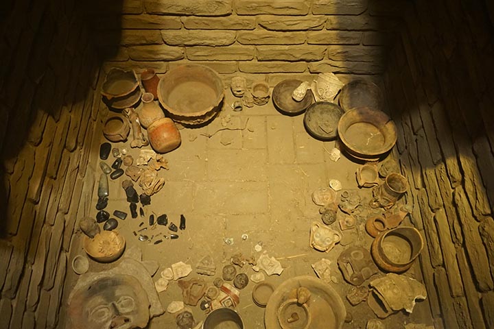 Artefatos da vida cotidiana como armas de caça, utensílios de cozinha, entre outros que viraram destroços, contribuem para datar em qual período da história este povo habitou esta cidade 