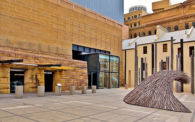 Museu da Austrália (1827)

Localizado em Sydney, é o museu mais antigo do país e referência em história natural e antropologia. Seu acervo inclui fósseis, artefatos indígenas e exposições sobre a fauna única da Austrália.
