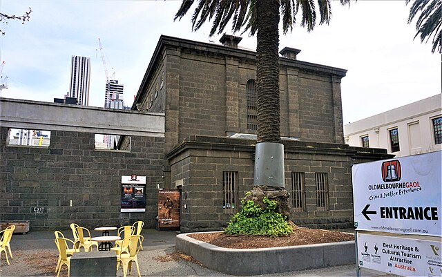 Old Melbourne Gaol (1845)

Uma antiga prisão que hoje funciona como museu, contando a história do sistema penal australiano. Abrigou criminosos famosos, como Ned Kelly, e é um dos prédios históricos mais visitados do país.