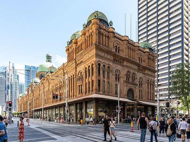 Queen Victoria Building (1898)

Originalmente um mercado, hoje é um dos prédios comerciais mais elegantes de Sydney. Sua arquitetura vitoriana restaurada e seus vitrais fazem dele um ponto turístico e de compras sofisticad