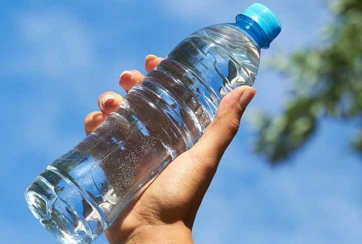 A análise encontrou em média 359 nanogramas de microplásticos por litro de água mineral, proporção similar à identificada em outro estudo prévio do mesmo consórcio com água de torneira.
