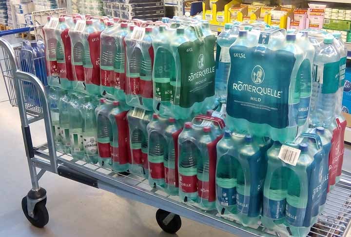 De acordo com os especialistas, o PET pode entrar na água por exposição da garrafa ao calor ou por repetidas aberturas e fechamentos da tampa, por exemplo.
