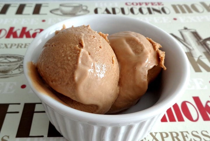 Sorvete de café - Misturando 1 lata de leite condensado, 1 colher de essência de baunilha, 1 lata de creme de leite e 2 colheres de café solúvel, é possível obter um sorvete saboroso, com a cafeína que nos energiza. 