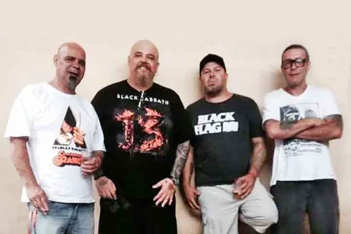 Mingau ganhou projeção nacional nos anos 80 tocando como guitarrista no grupo punk Ratos de Porão. Ele também tocou nas bandas Inocentes, Vega e 365.