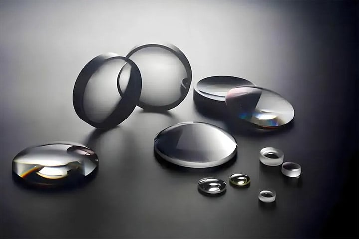 No início, as lentes eram feitas de vidro e cobriam toda a esclera (a parte branca do olho), o que causava desconforto. Mas um avanço significativo ocorreu em 1936.