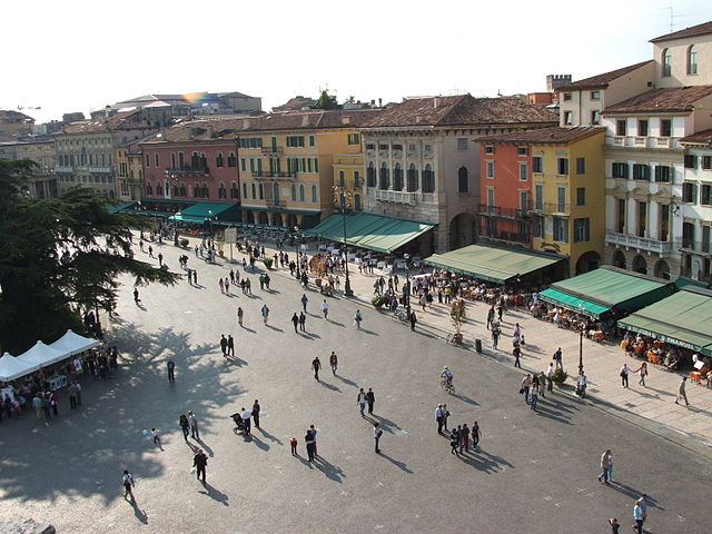 Quem visita Verona também gosta de passear pela Piazza Brà , ponto de encontro dos veroneses. A praça é cercada por edifícios históricos, como o Palácio Brà, sede da Prefeitura.