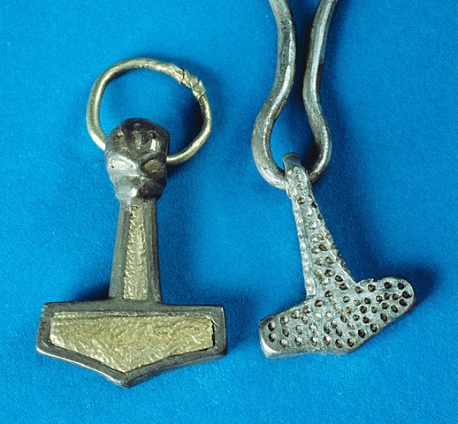 Existem evidências de que o culto ao martelo representava para os vikings, inclusive, a esperança de fertilidade feminina no casamento. O uso de pingentes do martelo foi um importante elemento da identidade pagã.
