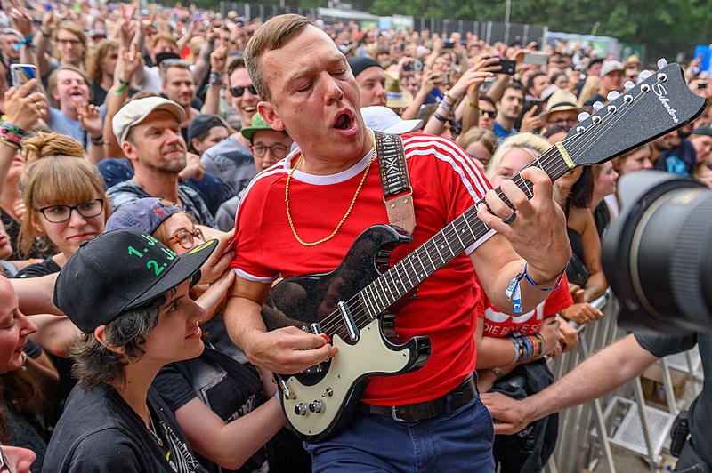 “O Brasil é um dos nossos lugares favoritos, temos uma forte ligação com os fãs aí”, declarou Brad Shultz, guitarrista do Cage The Elephant, ao portal G1 em 2017. 