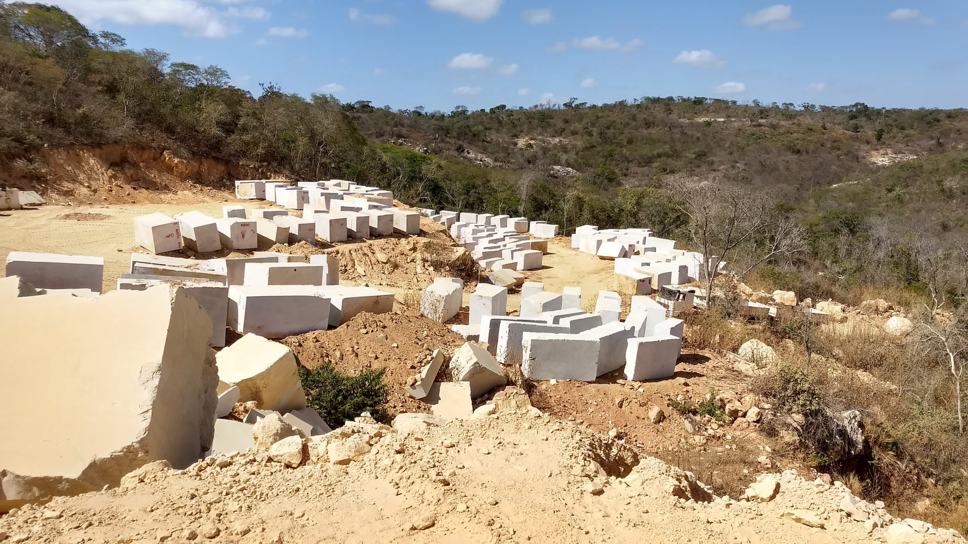 ￼PEDREIRA de quartzito (Foto: Armando O Lima/O POVO)