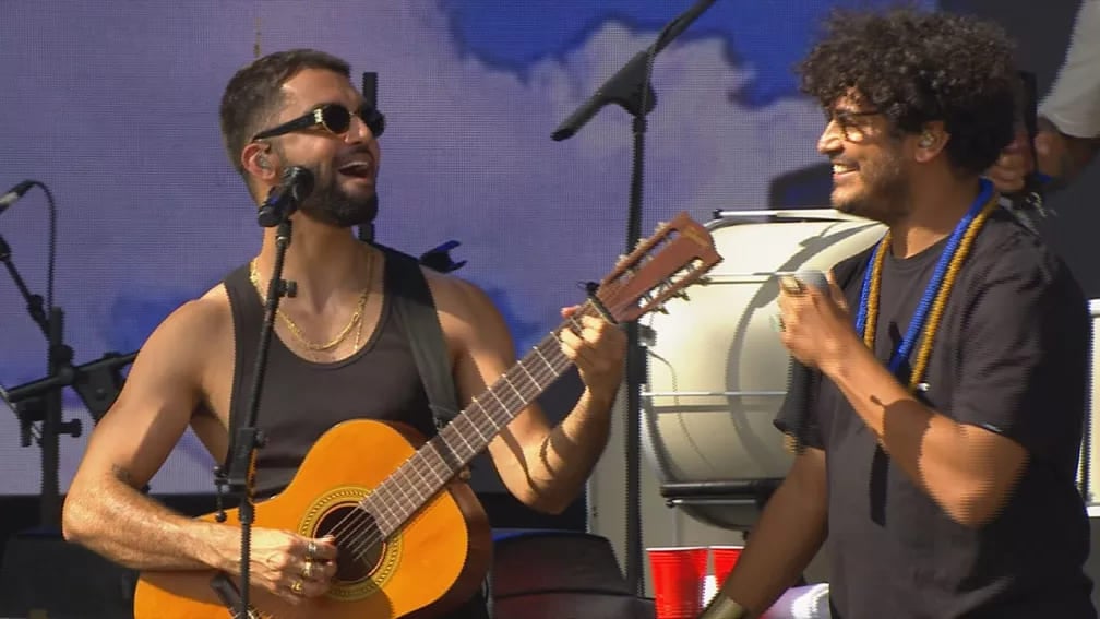 Em 2022, o show de Silva no Lollapalooza contou com o rapper Criolo na canção “Soprou”. 