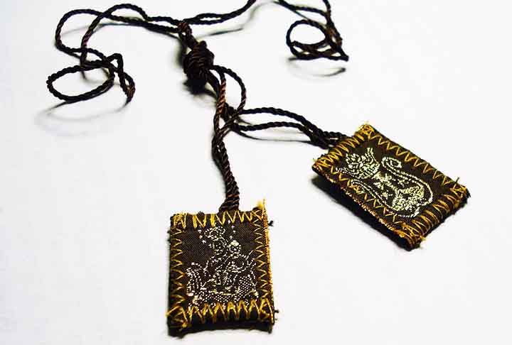 O mais conhecido é o Escapulário de Nossa Senhora do Carmo, também chamado de Escapulário do Carmo, ligado à devoção a Nossa Senhora do Monte Carmelo.