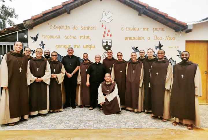 Os carmelitas vestiam uma espécie de avental longo, chamado escapulário, como parte de sua roupa religiosa. Esse escapulário maior servia para simbolizar a dedicação ao serviço de Deus.