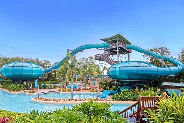 No caminho, os visitantes ficam rodeados de arraias, baleias, cardumes coloridos, plantas marinhas, tartarugas e até tubarões. Com ajuda de projeções nas paredes internas, o brinquedo leva os aventureiros a um mundo subaquático.