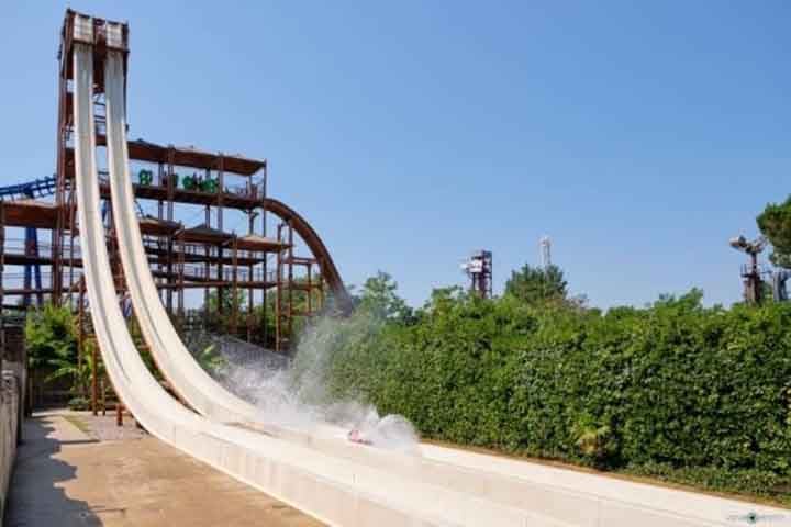 Stukas BOOM: Este toboágua incrível é localizado em Localita Fossalta, Lazise, Itália. O parque aquático que o abriga é o Caneva World Aquapark. O tipo é de inclinação dupla de alçapão de queda livre. A altura impressionante é de 32 metros. 