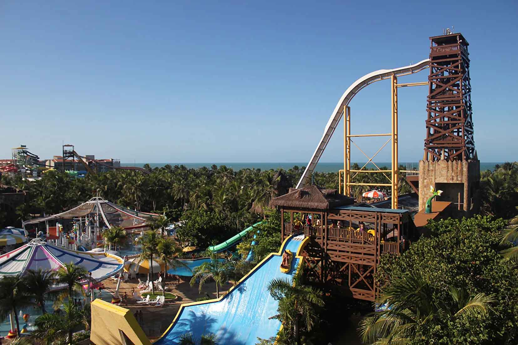 A velocidade brusca do Insano chega a 105 km/h. Se tiver coragem, veja nesse video a descida com vista para a cidade.
