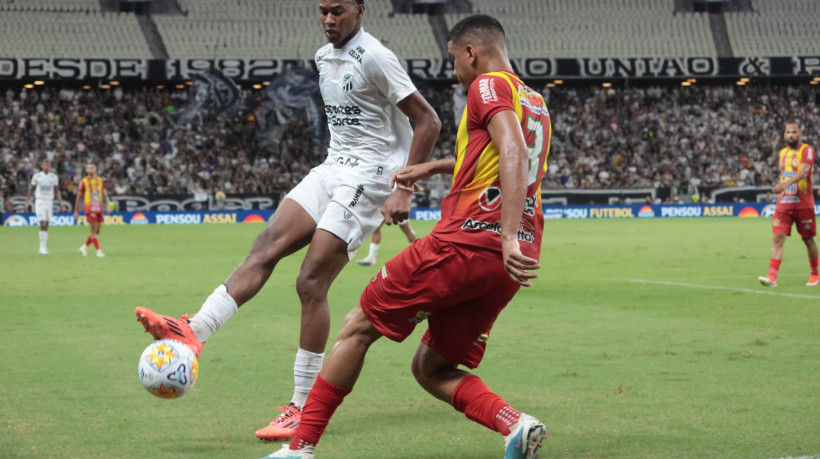 Guilherme, atacante do Ceará, em duelo contra a Juazeirense, pela Copa do Nordeste