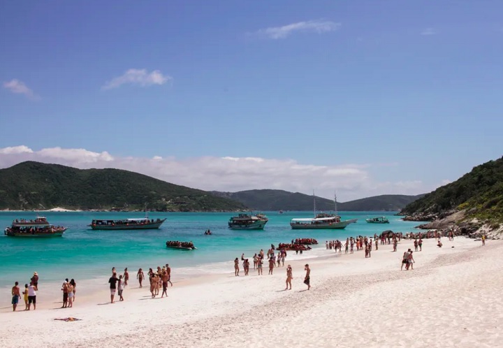 No Brasil, passeios de barco são comuns em diversas cidades costeiras de várias regiões. Uma delas é Arraial do Cabo, na Região dos Lagos do Estado do RJ, onde, por sinal, também há diversas excursões em Cabo Frio. 