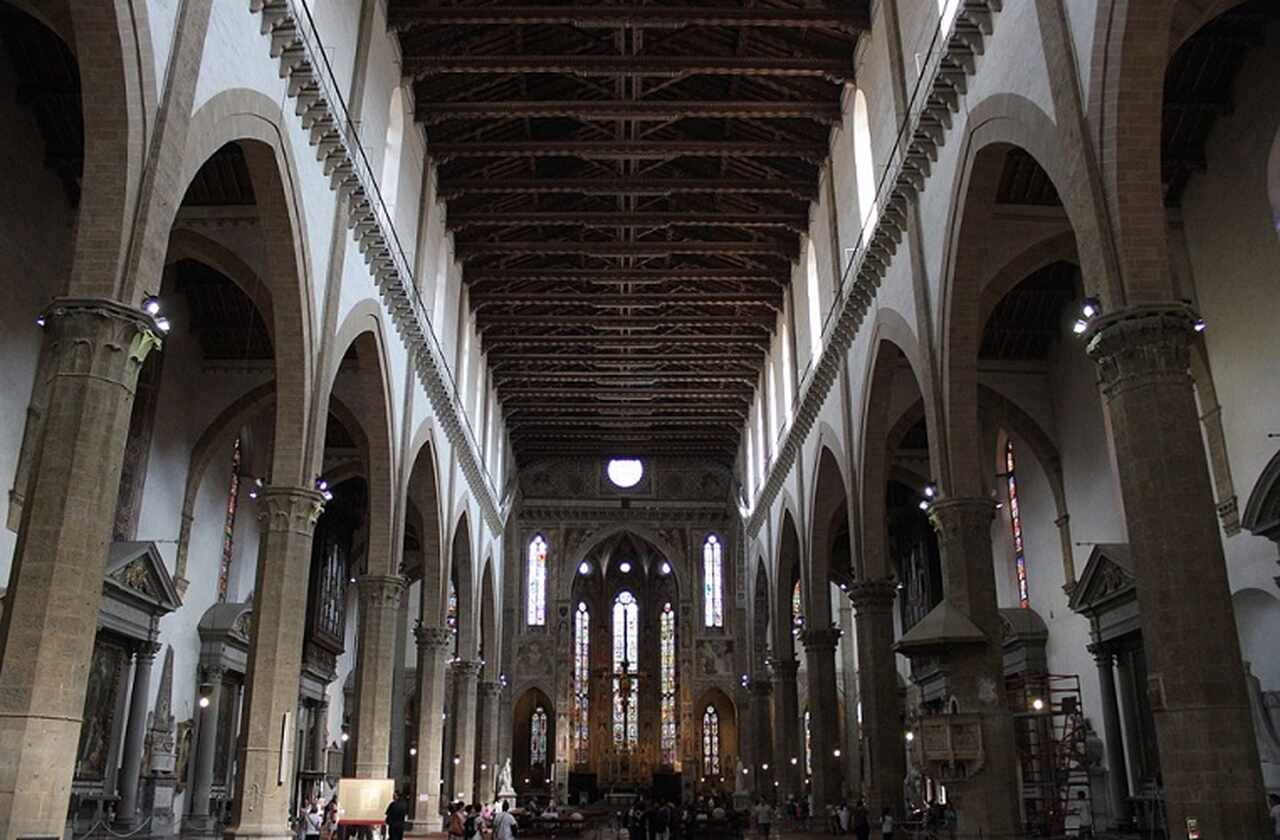 Basílica de Santa Croce (1294): A maior igreja franciscana do mundo, famosa pelos túmulos de grandes figuras como Michelangelo, Galileu e Maquiavel