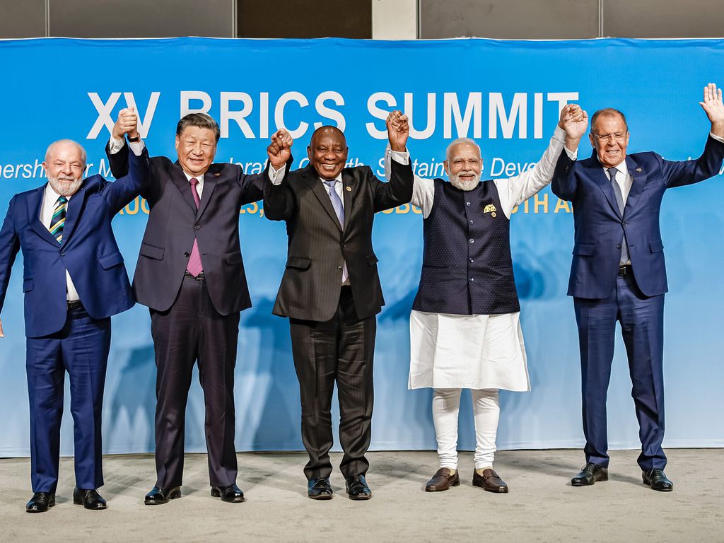 A 17ª cúpula do Brics está marcada para o Rio de Janeiro, entre os dias 6 e 7 de julho. No ano passado, o evento aconteceu em Kazan, na Rússia, e em 2023, em Joanesburgo, na África do Sul Entenda a seguir o que é e como funciona o Brics. 
