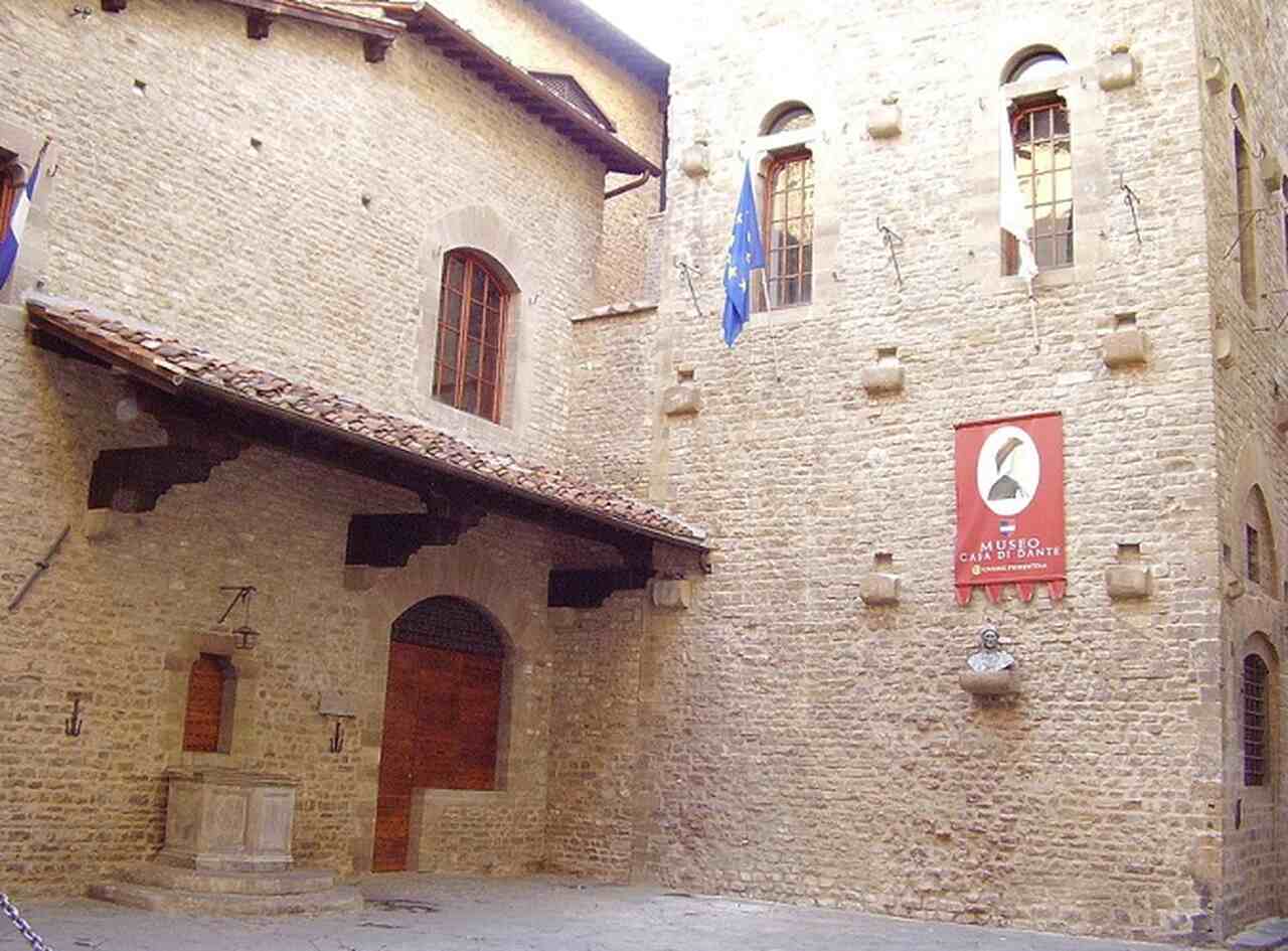 Casa di Dante (século XIV): Museu dedicado à vida e obra de Dante Alighieri, famoso por ter escrito A Divina Comédia