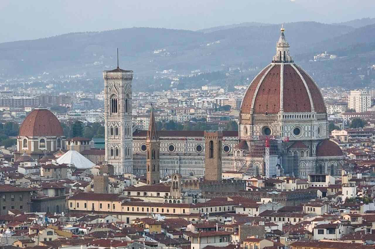 Catedral de Santa Maria del Fiore (Duomo) (1296-1436): A icônica catedral de Florença com sua enorme cúpula projetada por Brunelleschi. A fachada de mármore e a torre sineira de Giotto são outros destaques