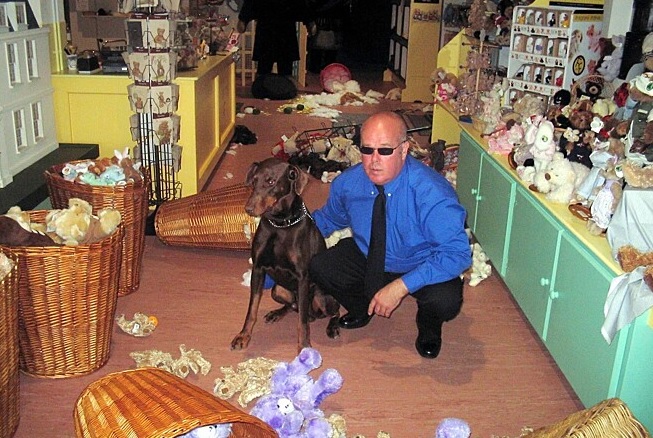O cão (Barney) e o segurança noturno Greg West trabalhavam juntos havia seis anos e, aparentemente, o ataque de fúria do doberman foi causado por ciúmes em relação aos ursinhos de pelúcia.