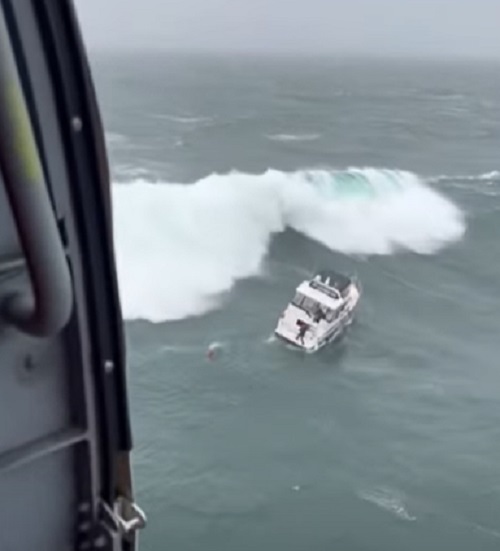 Na ponta da embarcação está o tripulante,  à espera do socorro. No entanto, rapidamente, a água ao redor fica mais violenta e uma onda surge, acertando em cheio o iate.