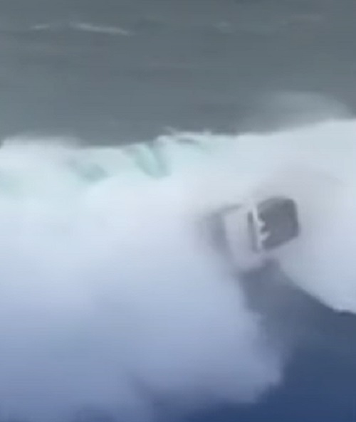 A embarcação virou em questão de segundos, causando apreensão em que estava acompanhando a cena pela filmagem. Não é mais possível enxergar com clareza a pessoa que estava no iate..