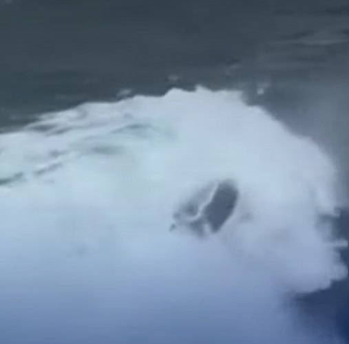 A força da onda foi tão grande e avassaladora que, aparentemente, o iate rolou duas vezes após o impacto com a água. 