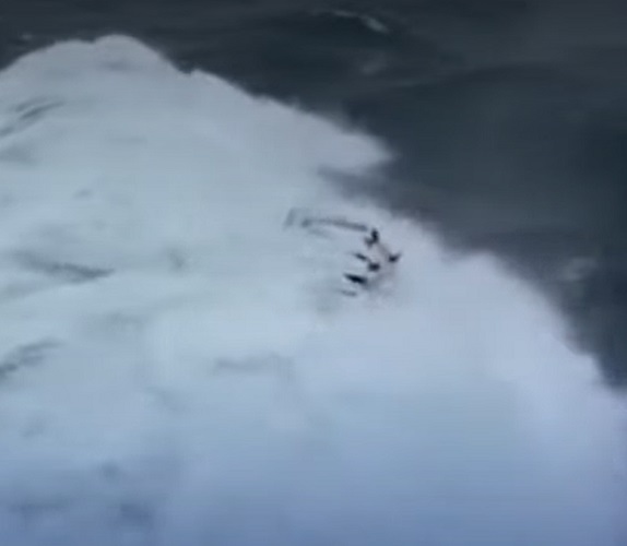 Depois do susto, o nadador ainda conseguiu resgatar o homem. Ele recebeu os atendimentos médicos necessários. Os dois ficaram bem.