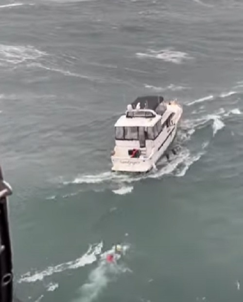 É que a embarcação estava navegando durante o mau tempo e a situação foi se agravando, até se formar uma tempestade. A Guarda Costeira enviou socorro e estava se aproximando do barco, para resgatar um tripulante, quando ocorreu o pior. 