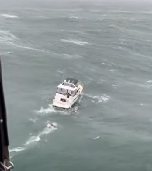 O vídeo foi gravado por uma pessoa a bordo de um helicóptero. É possível ver nos primeiros segundos do vídeo que alguém está nadando rapidamente, tentando chegar ao iate.