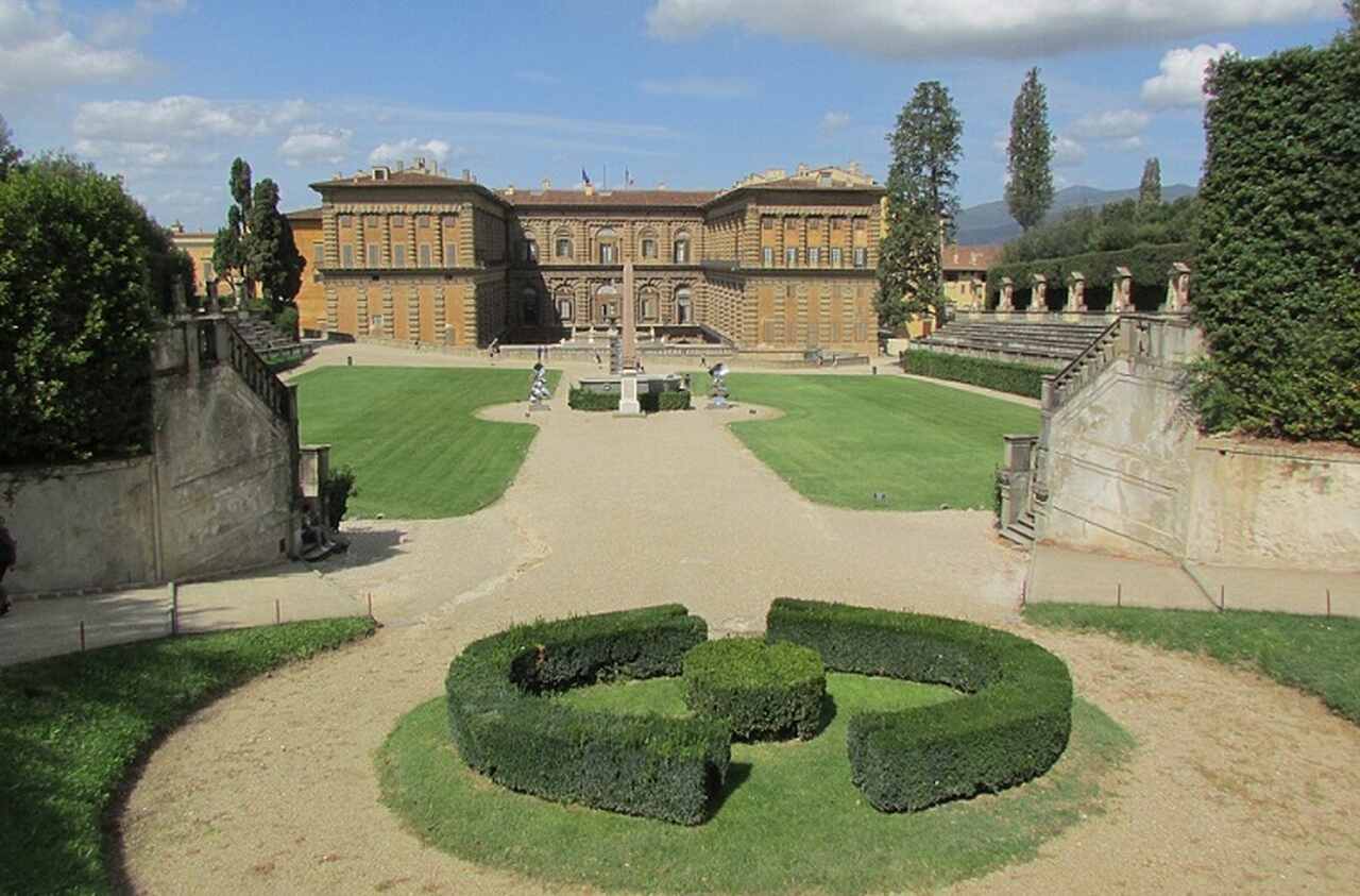 Jardins de Boboli (1550): Localizados atrás do Palazzo Pitti, esses jardins renascentistas são um exemplo de paisagismo da época, com fontes, esculturas e grutas