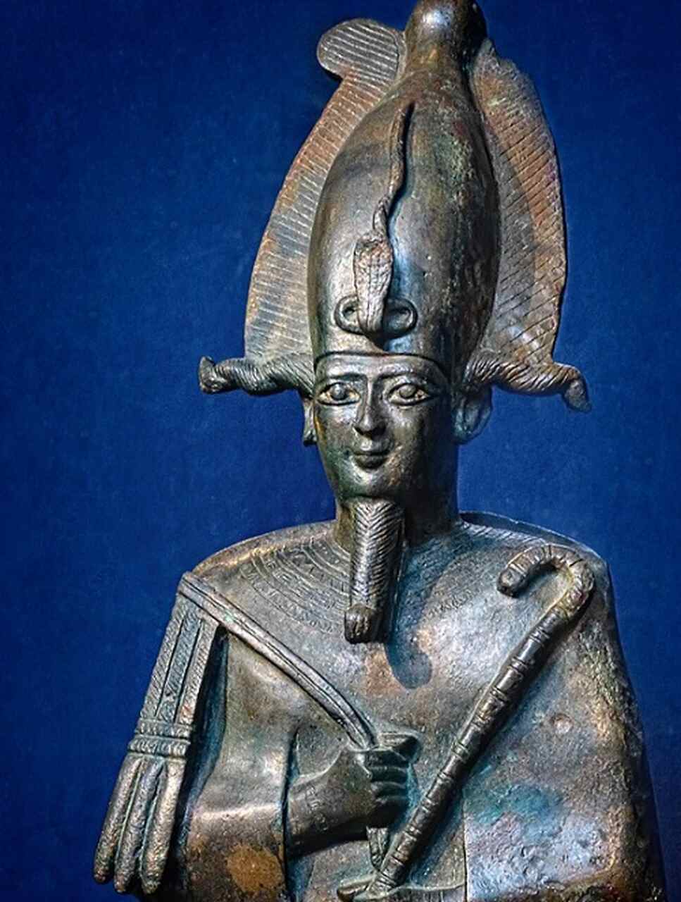 Sua morte e ressurreição, causada pelo irmão Set, simbolizavam o ciclo eterno de renovação da natureza e da vida. Osíris era considerado o juiz dos mortos, pesando o coração das almas no além, determinando seu destino com base na pureza e na harmonia de suas ações.